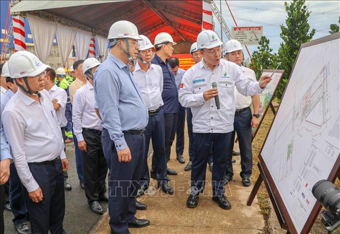 Phó Thủ tướng Thường trực Phạm Gia Túc nghe lãnh đạo PVN báo cáo hoạt động của Nhà máy Nhiệt điện Sông Hậu I tại xã Châu Thành. Ảnh: Thanh Liêm - TTXVN