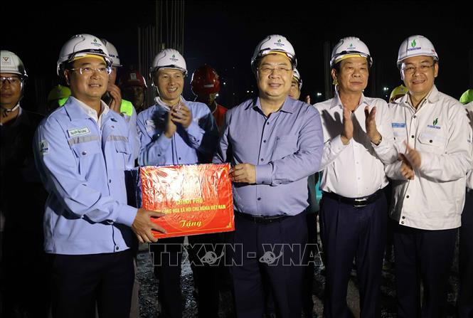 Phó Thủ tướng Thường trực Phạm Gia Túc tặng quà cho Ban Quản lý Dự án Chuyên ngành Điện (PVN) đang triển khai các dự án thuộc chuỗi điện khí Lô B - Ô Môn. Ảnh: Thanh Liêm - TTXVN