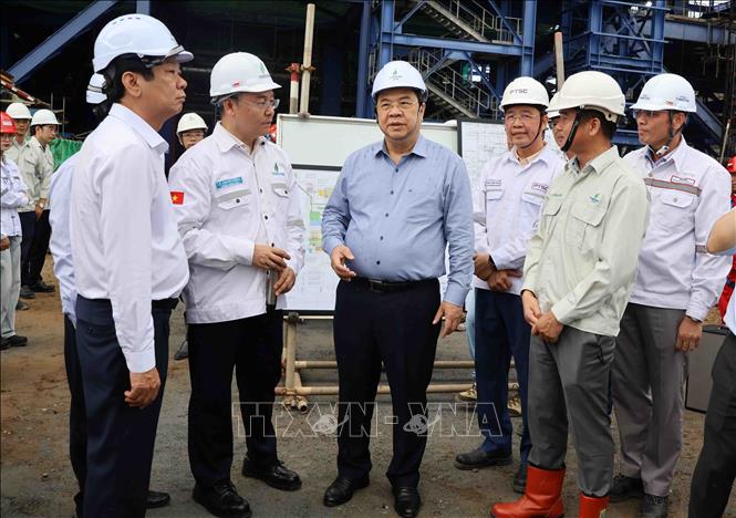 Phó Thủ tướng Thường trực Phạm Gia Túc khảo sát Nhà máy Nhiệt điện Long Phú 1. Ảnh: Thanh Liêm - TTXVN