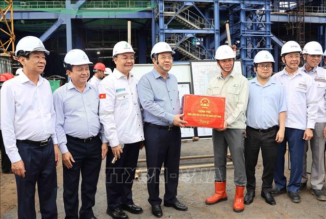 Phó Thủ tướng Thường trực Phạm Gia Túc tặng quà cho cán bộ, công nhân viên Nhà máy Nhiệt điện Long Phú 1. Ảnh: Thanh Liêm - TTXVN