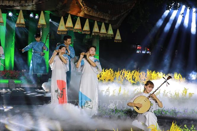 “Khai Văn” kết hợp nghệ thuật truyền thống với ngôn ngữ đương đại, tạo không gian giàu chiều sâu văn hóa và gần gũi với công chúng. Ảnh: Khánh Hoà - TTXVN
