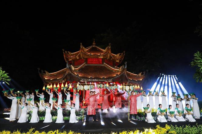 “Khai Văn” kết hợp nghệ thuật truyền thống với ngôn ngữ đương đại, tạo không gian giàu chiều sâu văn hóa và gần gũi với công chúng. Ảnh: Khánh Hoà - TTXVN