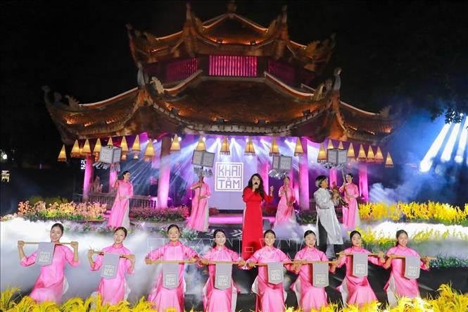 “Khai Văn” kết hợp nghệ thuật truyền thống với ngôn ngữ đương đại, tạo không gian giàu chiều sâu văn hóa và gần gũi với công chúng. Ảnh: Khánh Hoà - TTXVN