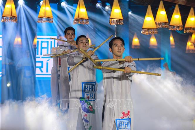 “Khai Văn” kết hợp nghệ thuật truyền thống với ngôn ngữ đương đại, tạo không gian giàu chiều sâu văn hóa và gần gũi với công chúng. Ảnh: Khánh Hoà - TTXVN