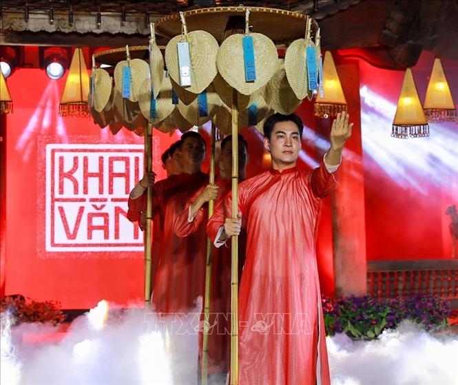 “Khai Văn” kết hợp nghệ thuật truyền thống với ngôn ngữ đương đại, tạo không gian giàu chiều sâu văn hóa và gần gũi với công chúng. Ảnh: Khánh Hoà - TTXVN