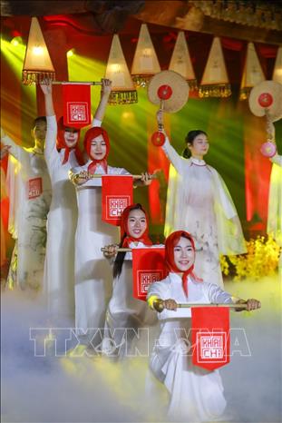Biểu diễn nghệ thuật tại chương trình. Ảnh: Khánh Hoà - TTXVN