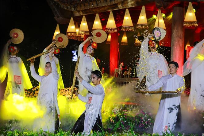 “Khai Văn” kết hợp nghệ thuật truyền thống với ngôn ngữ đương đại, tạo không gian giàu chiều sâu văn hóa và gần gũi với công chúng. Ảnh: Khánh Hoà - TTXVN