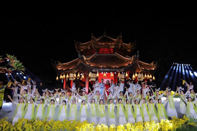 Biểu diễn nghệ thuật tại chương trình. Ảnh: Khánh Hoà - TTXVN