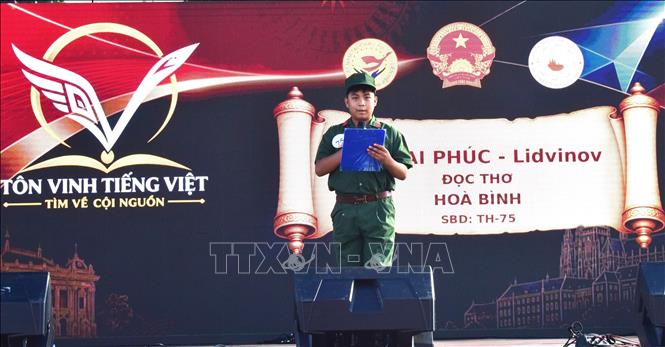 Em Vũ Đại Phúc tham gia tiết mục đọc thơ. Ảnh: Quang Hòa - P/v TTXVN tại Séc