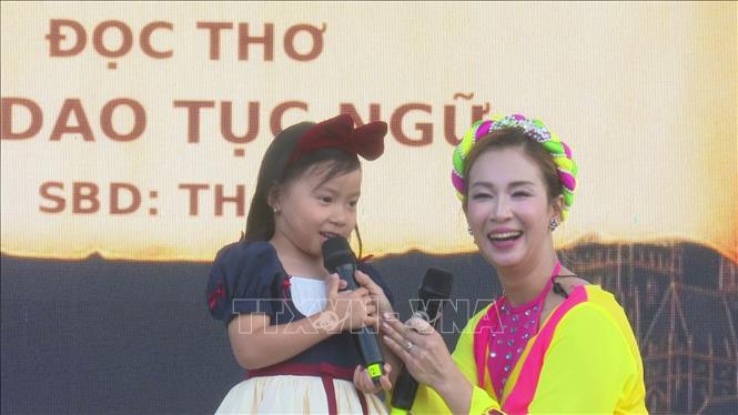 Thí sinh Chu Minh Anh trong tiết mục thi đọc thơ tiếng Việt. Ảnh: Quang Hòa - P/v TTXVN tại Séc