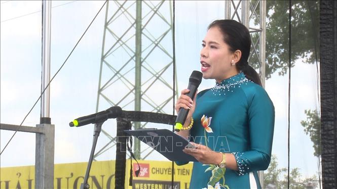 Cô giáo Hồng Nhung, Trưởng ban tổ chức cuộc thi “Tôn vinh tiếng Việt” phát biểu khai mạc. Ảnh: Quang Hòa - P/v TTXVN tại Séc