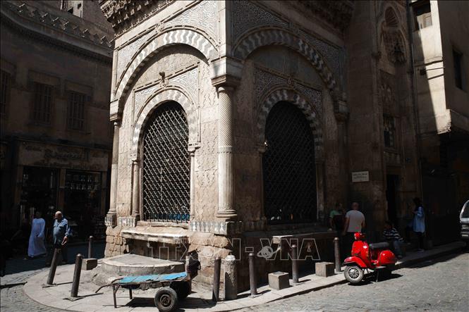 Sabil-Kuttab của Abd al-Rahman Katkhuda — công trình biểu tượng nằm ngay giao điểm phố al-Muizz và phố Tambakshiya, khu Bayn al-Qasrayn, Cairo, xây dựng năm 1744. Đây là loại công trình kết hợp hai chức năng: tầng dưới là sabil (đài phát nước miễn phí) phục vụ người qua đường và cư dân, tầng trên là kuttab (trường học dạy Kinh Koran cho trẻ mồ côi). Ảnh: Hoàng Nhật - PV TTXVN tại Ai Cập