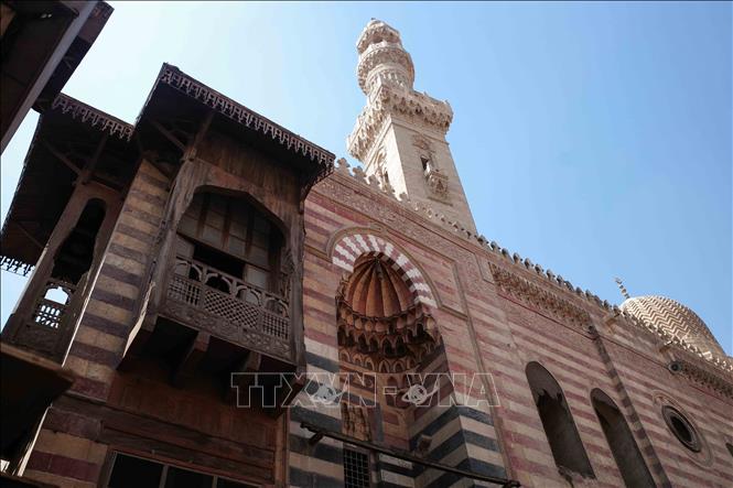 Nhà thờ Hồi giáo Al-Ashraf, hay còn gọi là Tổ hợp Nhà thờ Hồi giáo - Trường học Sultan Al-Ashraf Barsbay , là một quần thể công trình tôn giáo và lăng mộ Hồi giáo bao gồm nhà thờ, trường học, lăng mộ và nơi lưu trú, tọa lạc trên phố al-Muizz. Công trình này được xây dựng dưới thời Mamluk bởi Sultan Al-Ashraf Barsbay thuộc triều đại Burji. Ảnh: Hoàng Nhật - PV TTXVN tại Ai Cập