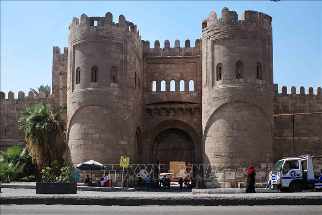 Bab al-Futuh (Cổng Chiến thắng) là một trong ba cổng thành còn sót lại của khu phố cổ Cairo, Ai Cập. Cổng này nằm ở đầu phía Bắc của phố al-Muizz.Hai cổng còn lại là Bab al-Nasr và Bab Zuwayla. Cổng được xây dựng dưới thời triều đại Fatimid (912-1171), sau đó được xây dựng lại với diện mạo như hiện nay vào cuối thế kỷ 11. Cổng thành nằm trong hệ thống tường phòng thủ phía Bắc của Cairo Fatimid và được xem là một trong những công trình tiêu biểu của kiến trúc quân sự Hồi giáo thời kỳ này. Hai tháp với mặt trước hình bán nguyệt tạo nên diện mạo đặc trưng của công trình. Ảnh: Hoàng Nhật - PV TTXVN tại Ai Cập
