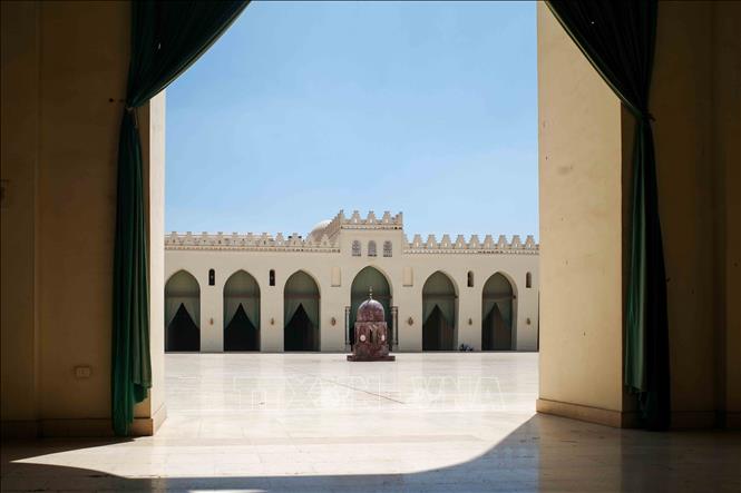 Nhà thờ Hồi giáo al-Hakim bi-Amr Allah là nhà thờ Hồi giáo lâu đời thứ tư tại Ai Cập và lớn thứ hai sau Nhà thờ Hồi giáo ibn Tulun. Nhà thờ tọa lạc ở  phố al-Muizz thuộc quận al-Gamaliya, gần cổng Bab al-Futuh. Đây từng đóng vai trò là trung tâm của dòng Hồi giáo Shiite tại Ai Cập, hoạt động tương tự như Nhà thờ Hồi giáo al-Azhar vào thời kỳ Fatimid. Thánh đường đã trải qua nhiều đợt trùng tu trong suốt chiều dài lịch sử. Ảnh: Hoàng Nhật - PV TTXVN tại Ai Cập