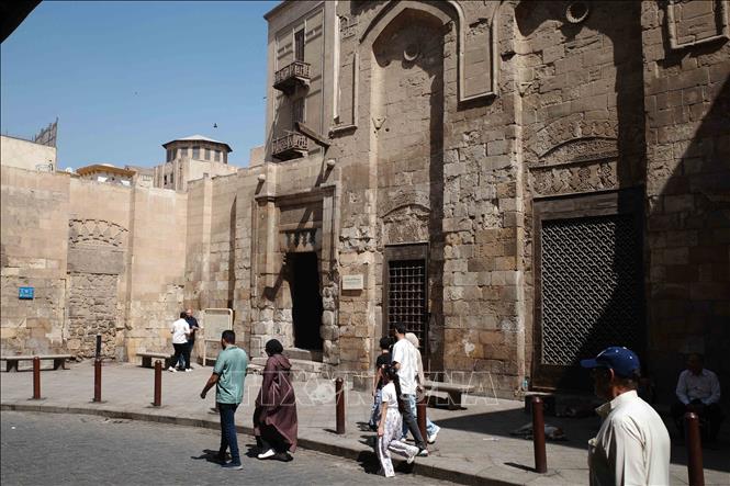 Quần thể Qalawun hay còn gọi là quần thể lăng mộ của Sultan al-Mansur Qalawun, là một tổ hợp công trình tôn giáo mang tính lịch sử nằm tại khu vực Bayn al-Qasrayn trên phố al-Muizz. Được Sultan al-Mansur Qalawun cho xây dựng trong khoảng thời gian từ năm 1284 đến 1285, quần thể này mang đặc điểm của nhiều công trình tôn giáo - từ thiện khác, bao gồm một bệnh viện, một trường học, một lăng mộ và một nhà thờ Hồi giáo. Ảnh: Hoàng Nhật - PV TTXVN tại Ai Cập
