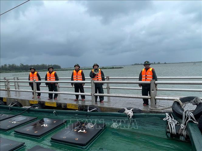Bộ đội biên phòng thành phố Huế kêu gọi ngư dân đưa tàu về bờ neo đậu. Ảnh: Mai Trang - TTXVN 