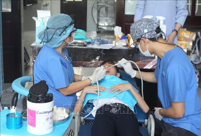 Chương trình góp phần tạo điều kiện để trẻ khuyết tật, trẻ em ở những vùng khó khăn được tiếp cận sớm với dịch vụ chăm sóc răng miệng. Ảnh: Hồng Hiếu - TTXVN