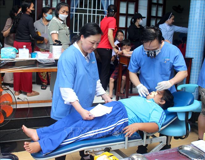 Hội Bảo trợ bệnh nhân nghèo, Người khuyết tật và Bảo vệ quyền trẻ em tỉnh Lâm Đồng phối hợp với tổ chức Smile Outreach Foundation (Australia) tổ chức chương trình Hỗ trợ y tế “Vì nụ cười trẻ em” cho trẻ em tại địa phương. Ảnh: Hồng Hiếu - TTXVN