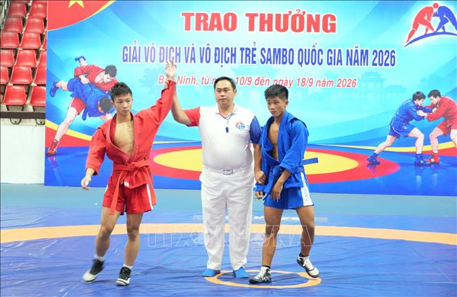 VĐV đoàn Quân đội (áo đỏ) giành chiến thắng trước VĐV thành phố Huế (áo xanh) ở nội dung nam. Ảnh: Đồng Thúy - TTXVN