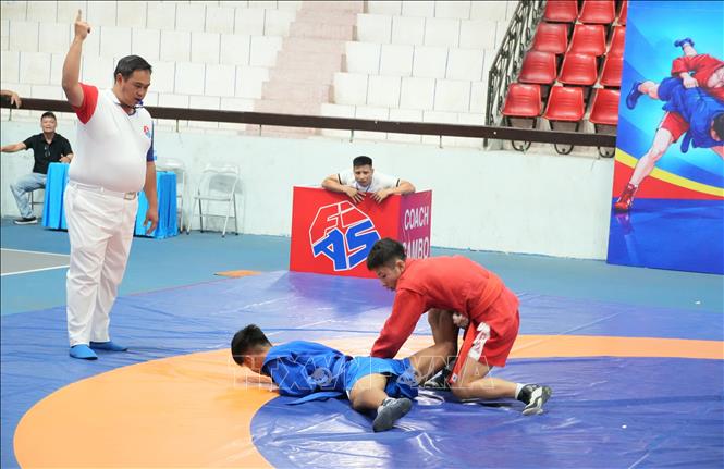 VĐV đoàn Quân đội (áo đỏ) thi đấu với VĐV thành phố Huế (áo xanh) nội dung nam. Ảnh: Đồng Thúy - TTXVN