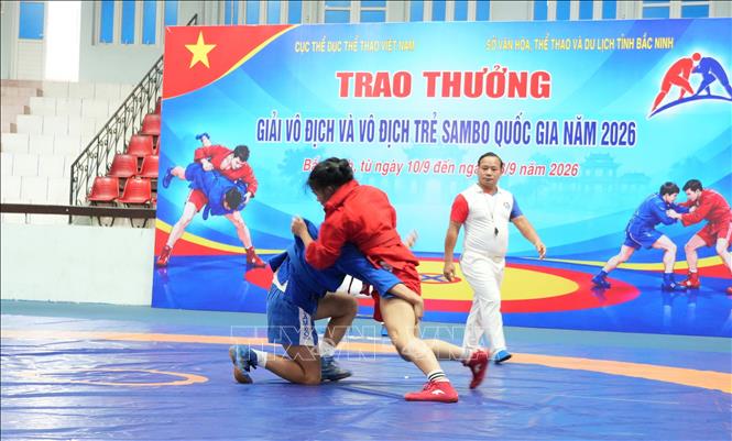 VĐV Hưng Yên (áo đỏ) thi đấu với VĐV Thái Nguyên (áo xanh) ở nội dung nữ. Ảnh: Đồng Thúy - TTXVN