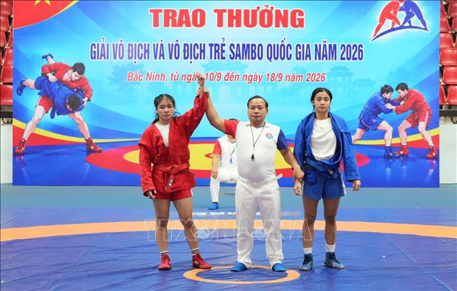 VĐV Hưng Yên (áo đỏ) giành chiến thắng trước VĐV Thái Nguyên (áo xanh) ở nội dung nữ. Ảnh: Đồng Thúy - TTXVN