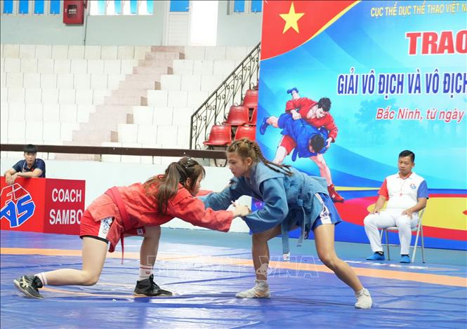 VĐV Đà Nẵng (áo đỏ) thi đấu với VĐV Đồng Nai (áo xanh) ở nội dung nữ. Ảnh: Đồng Thúy - TTXVN