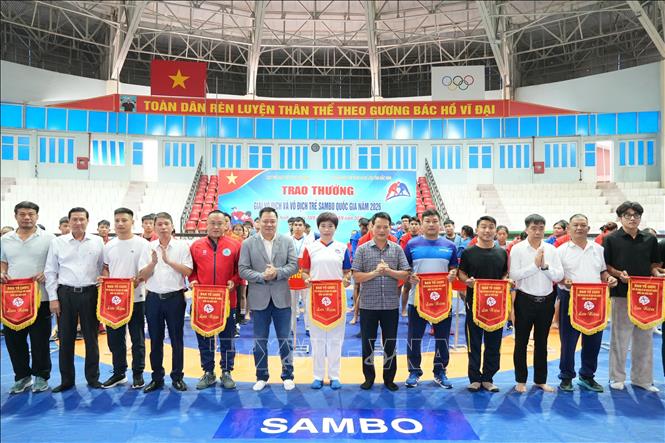 Ban Tổ chức trao cờ lưu niệm cho các đoàn tham dự giải. Ảnh: Đồng Thúy - TTXVN