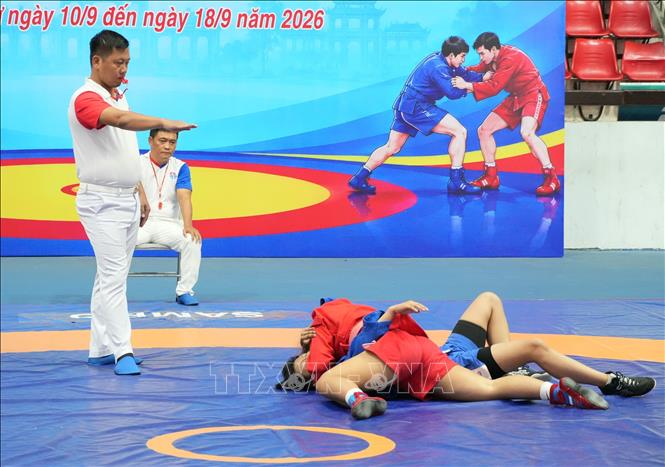 VĐV Thành phố Hồ Chí Minh (áo đỏ) thi đấu với VĐV Thái Nguyên ở nội dung nữ. Ảnh: Đồng Thúy - TTXVN