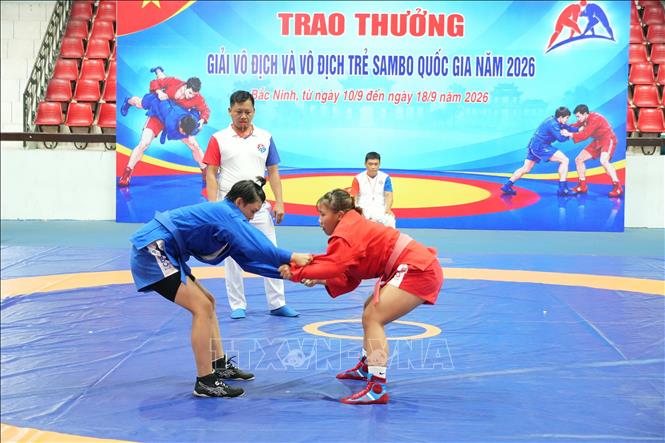 VĐV Thành phố Hồ Chí Minh (áo đỏ) thi đấu với VĐV Thái Nguyên ở nội dung nữ. Ảnh: Đồng Thúy - TTXVN