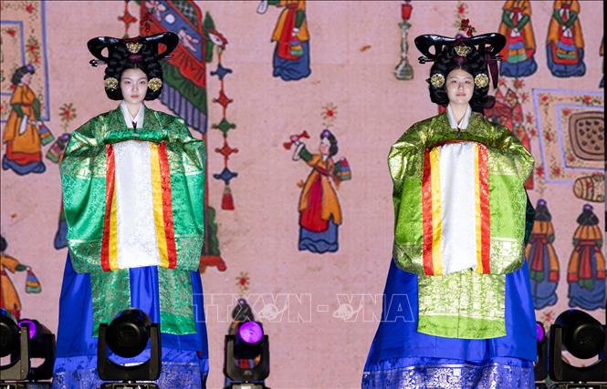 Người mẫu trình diễn tại Lễ hội Hanbok Jongno ở Seoul, Hàn Quốc ngày 12/9/2026. Ảnh: THX/TTXVN phát