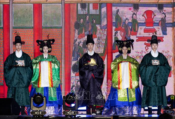 Người mẫu trình diễn tại Lễ hội Hanbok Jongno ở Seoul, Hàn Quốc ngày 12/9/2026. Ảnh: THX/TTXVN phát