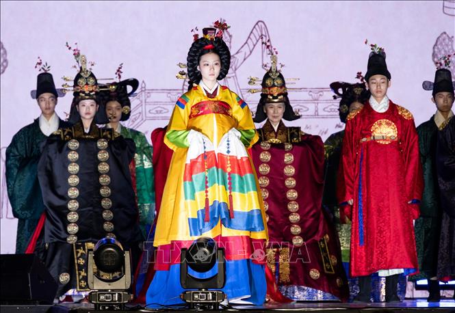Người mẫu trình diễn tại Lễ hội Hanbok Jongno ở Seoul, Hàn Quốc ngày 12/9/2026. Ảnh: THX/TTXVN phát
