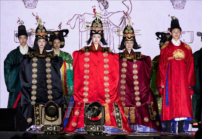 Người mẫu trình diễn tại Lễ hội Hanbok Jongno ở Seoul, Hàn Quốc ngày 12/9/2026. Ảnh: THX/TTXVN phát