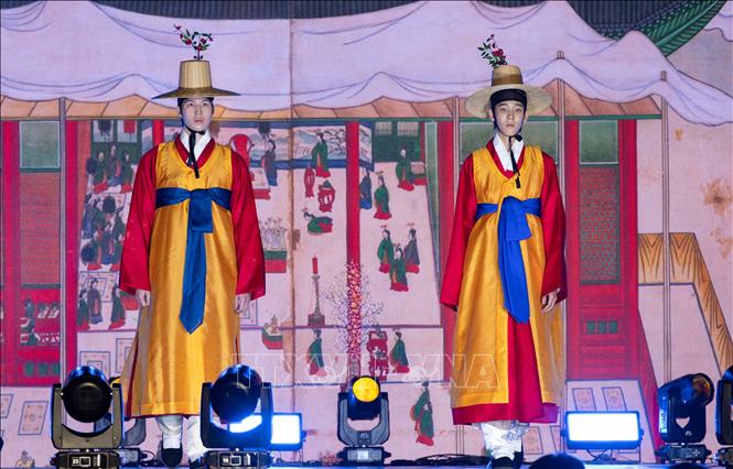Người mẫu trình diễn tại Lễ hội Hanbok Jongno ở Seoul, Hàn Quốc ngày 12/9/2026. Ảnh: THX/TTXVN phát
