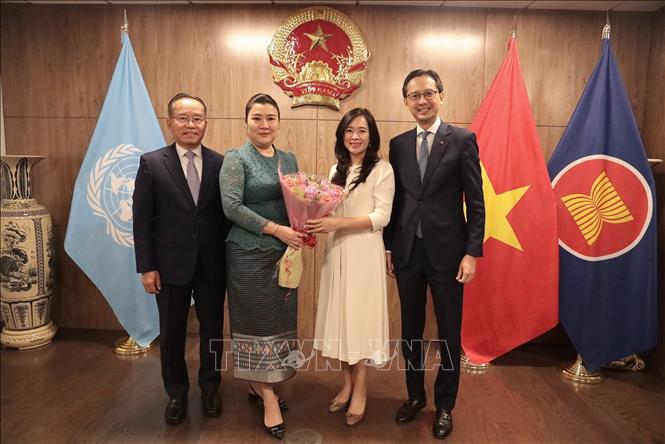 Đại sứ Lào và phu nhân chúc mừng Đại sứ Đỗ Hùng Việt và phu nhân tại trụ sở Phái đoàn Việt Nam tại LHQ. Ảnh: Thanh Tuấn - Phóng viên TTXVN tại Mỹ