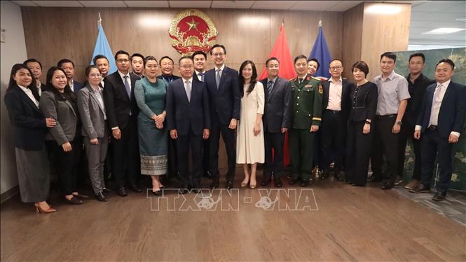 Cán bộ, nhân viên Phái đoàn Việt Nam và Lào chụp ảnh chung. Ảnh: Thanh Tuấn - Phóng viên TTXVN tại Mỹ