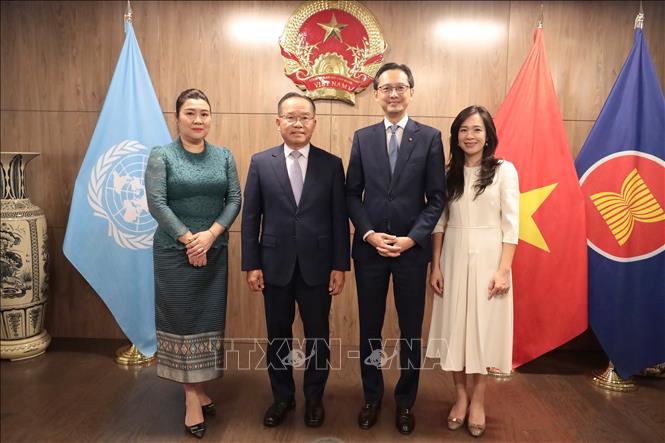 Đại sứ Lào và phu nhân chúc mừng Đại sứ Đỗ Hùng Việt và phu nhân tại trụ sở Phái đoàn Việt Nam tại LHQ. Ảnh: Thanh Tuấn - Phóng viên TTXVN tại Mỹ