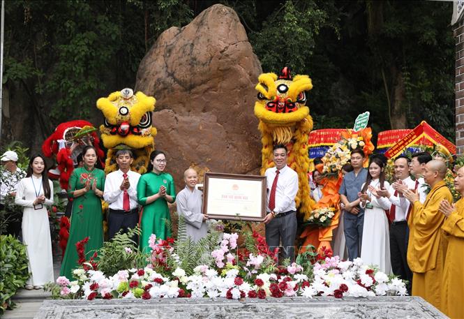 Lãnh đạo phường Tây Hoa Lư trao Bằng công nhận Bảo vật quốc gia cho trụ trì chùa Phong Phú. Ảnh: Đức Phương – TTXVN