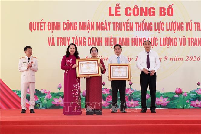 Phó Chủ tịch nước Võ Thị Ánh Xuân trao tặng danh hiệu Anh hùng lực lượng vũ trang Nhân dân cho thân nhân liệt sỹ Huỳnh Văn Thạnh (Mười Thạnh), Nguyên Chính trị viên Đại đội Địa phương quân huyện Giồng Riềng, Tỉnh đội Rạch Giá (nay là tỉnh An Giang). Ảnh: Lê Huy Hải - TTXVN
