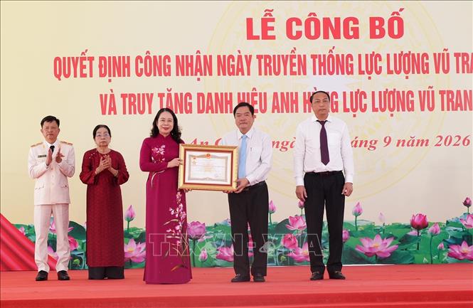 Phó Chủ tịch nước Võ Thị Ánh Xuân trao tặng danh hiệu Anh hùng lực lượng vũ trang Nhân dân cho thân nhân đồng chí Lâm Kiên Trì (Năm Trì), Nguyên Bí thư Tỉnh ủy Rạch Giá (nay là tỉnh An Giang). Ảnh: Lê Huy Hải - TTXVN