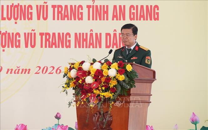 Đại tá Nguyễn Việt Thắng, Chính ủy Bộ CHQS tỉnh An Giang báo cáo tóm tắt thành tích các cá nhân được truy tặng danh hiệu Anh hùng LLVT nhân dân. Ảnh: Lê Huy Hải - TTXVN