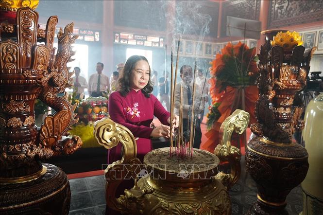 Phó Chủ tịch nước Võ Thị Ánh Xuân dâng hương tại Đền tưởng niệm Anh hùng liệt sĩ và người có công tỉnh An Giang (phường Rạch Giá). Ảnh: Lê Huy Hải - TTXVN