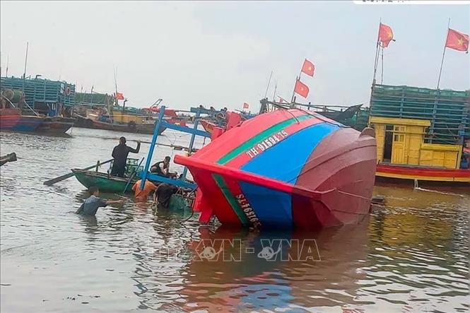 Tàu cá TH-91594-TS của ông Cao Văn Chung (sinh năm 1977) trú tại tổ dân phố Đồng Minh, phường Ngọc Sơn trong thời gian neo đậu tại khu vực Lạch Ghép, thuộc tổ dân phố Đồng Minh thì bất ngờ bị chìm. Ảnh: TTXVN phát