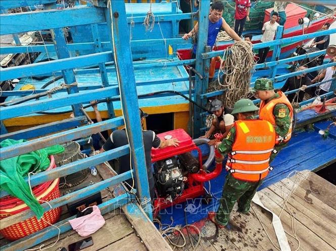 Nguyên nhân ban đầu được xác định do tàu neo đậu gần bờ, khi thủy triều xuống thân tàu bị nghiêng, nước tràn vào khoang dẫn đến chìm. Ảnh: TTXVN phát
