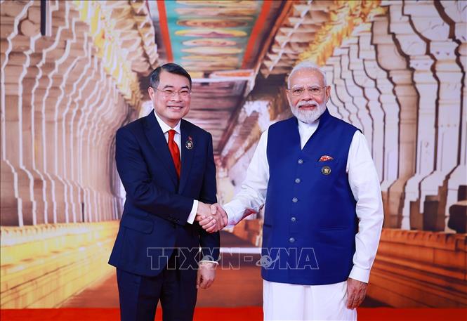 Thủ tướng Ấn Độ Narendra Modi đón Thủ tướng Lê Minh Hưng tham dự Hội nghị thượng đỉnh BRICS lần thứ 18. Ảnh: Dương Giang – TTXVN 
