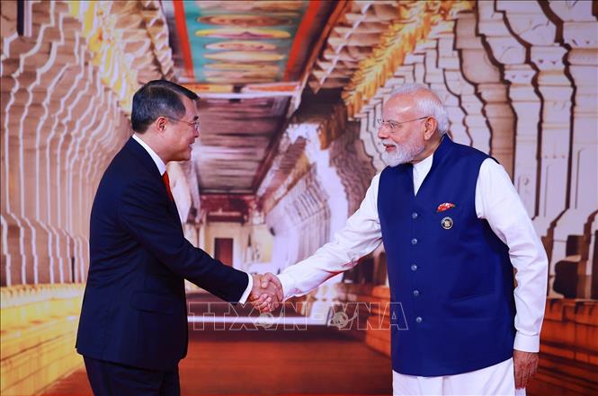 Thủ tướng Ấn Độ Narendra Modi đón Thủ tướng Lê Minh Hưng tham dự Hội nghị thượng đỉnh BRICS lần thứ 18. Ảnh: Dương Giang – TTXVN 
