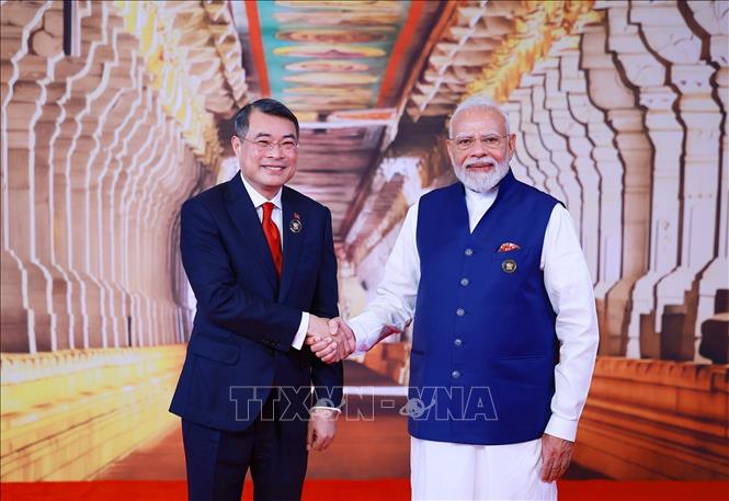 Prime Minister of India Narendra Modi welcomes Prime Minister Le Minh Hung to the 18th BRICS Summit. VNA Photo: Dương Giang 