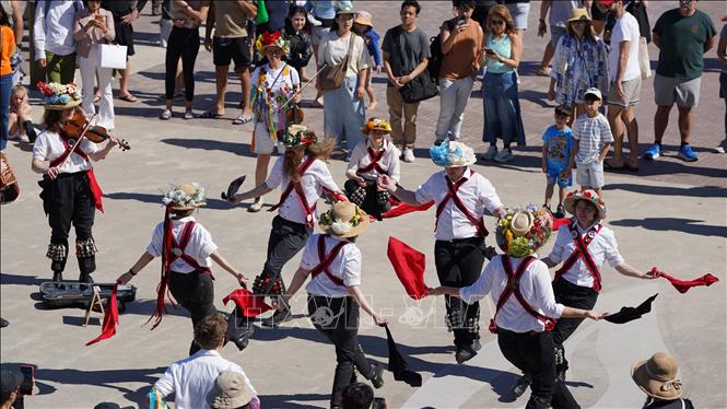 Múa Morris (Morris dance), một điệu múa dân gian truyền thống của Anh, thường xuất hiện trong các lễ hội hoặc sự kiện văn hóa ngoài trời. Ảnh: Lê Đạt - PV TTXVN tại Australia 